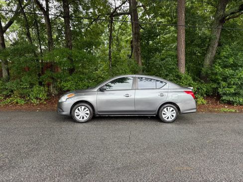 Used 2017 Nissan Versa SV FWD image 2