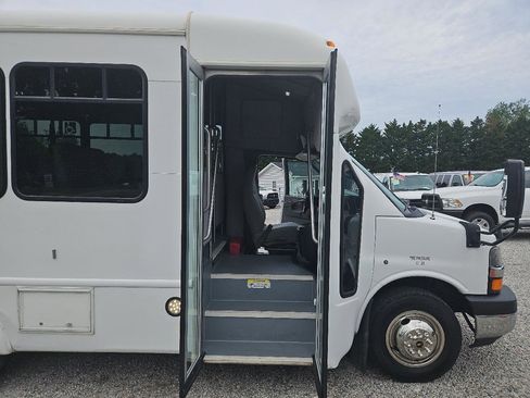 Used 2015 Chevrolet Express 3500 w/ Shuttle Bus Package RWD image 23