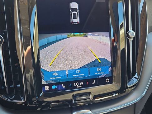 Used 2023 Volvo XC60 B5 Core image 16