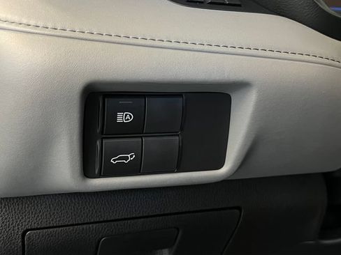 Used 2020 Toyota Highlander XLE FWD image 31