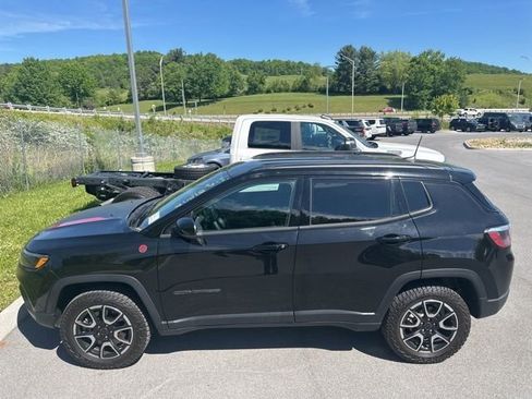 Used 2025 Jeep Compass Trailhawk w/ Trailer Tow Group AWD/4WD image 32