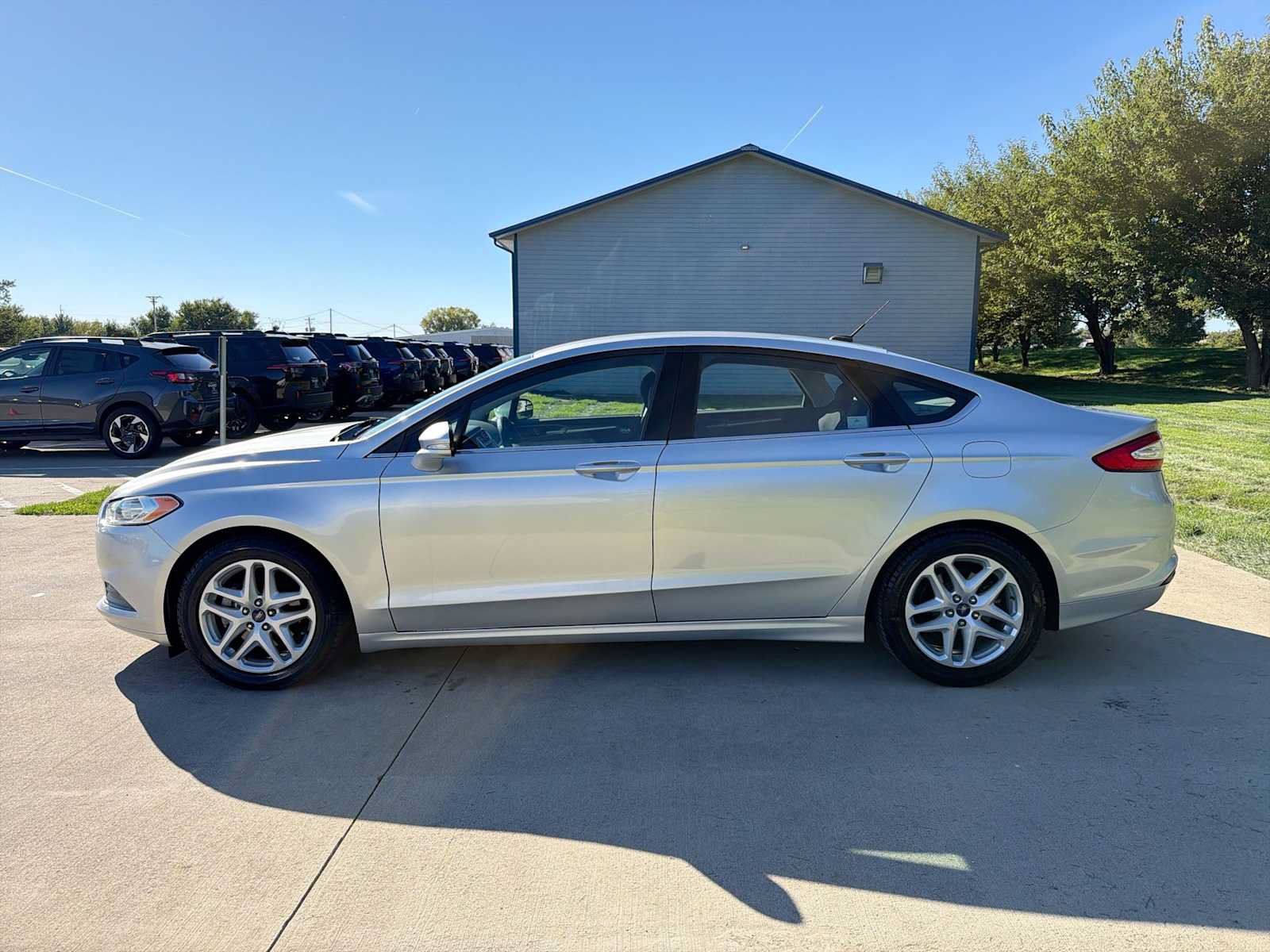 Used 2015 Ford Fusion SE FWD image 3