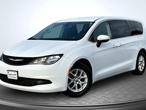Used 2022 Chrysler Voyager LX FWD image 1