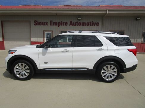 Used 2021 Ford Explorer King Ranch w/ Premium Technology Package AWD/4WD image 4