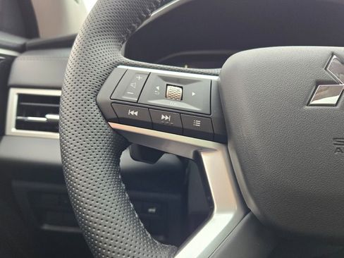 New 2025 Mitsubishi Outlander SE image 28