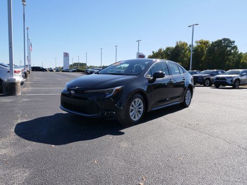 Used 2025 Toyota Corolla XLE image 8