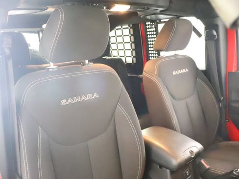 Used 2016 Jeep Wrangler Unlimited Sahara w/ Connectivity Group AWD/4WD image 52