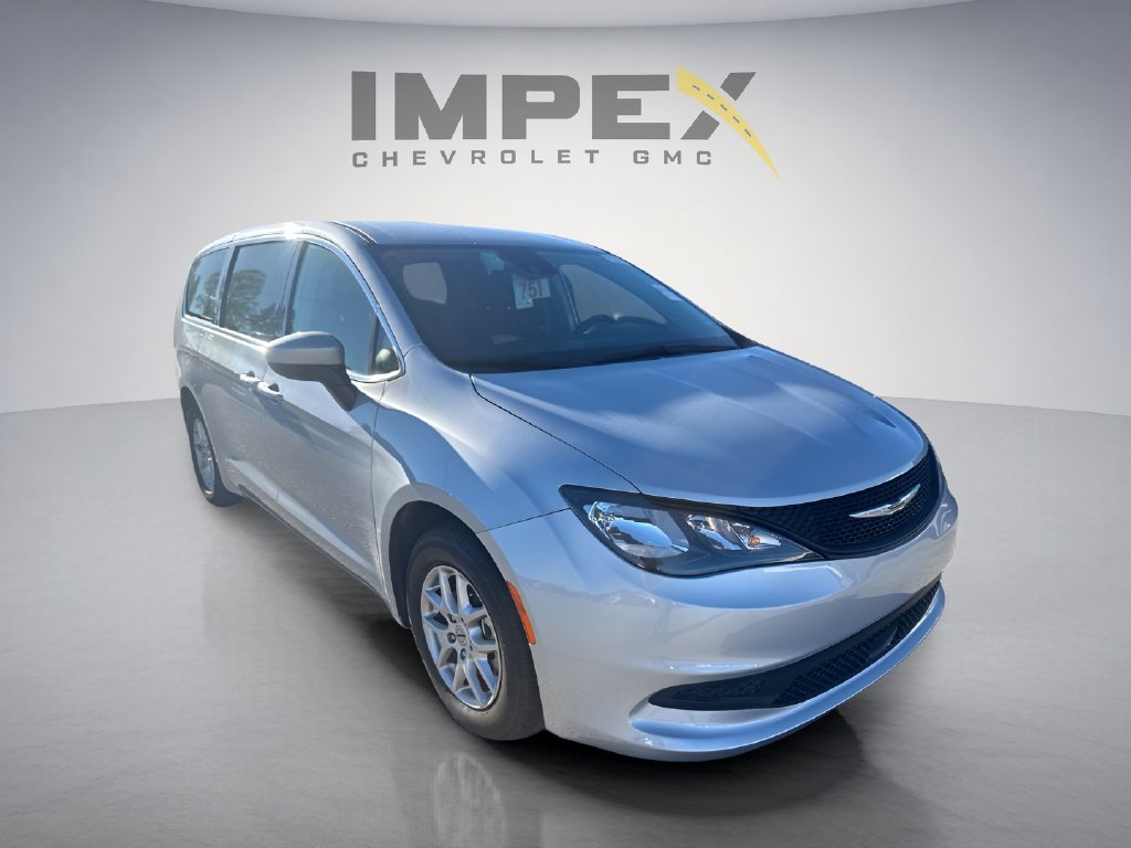 Used 2023 Chrysler Voyager LX FWD image 7