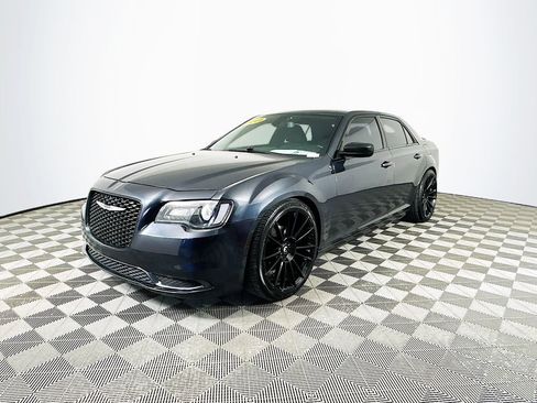 Used 2019 Chrysler 300 Touring w/ Sport Appearance Package image 5
