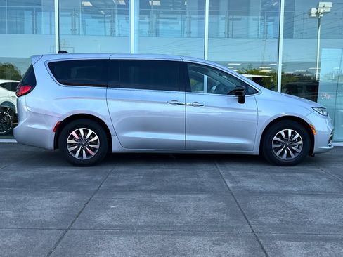 Used 2024 Chrysler Pacifica Limited FWD image 2