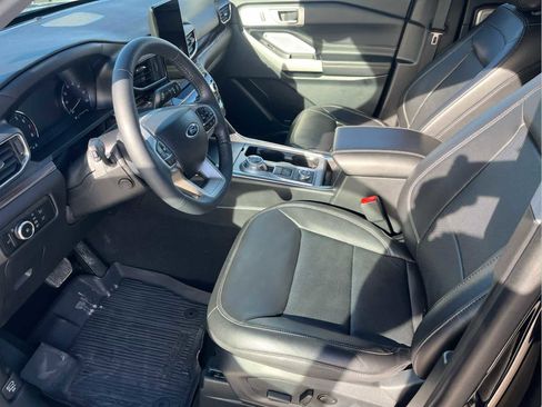 Used 2023 Ford Explorer Limited w/ Limited Technology Package image 14