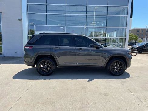 Used 2024 Jeep Grand Cherokee Altitude AWD/4WD image 4