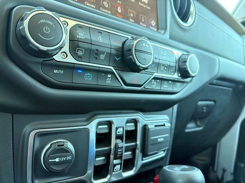 Used 2021 Jeep Wrangler Unlimited Sahara w/ Cold Weather Group AWD/4WD image 12