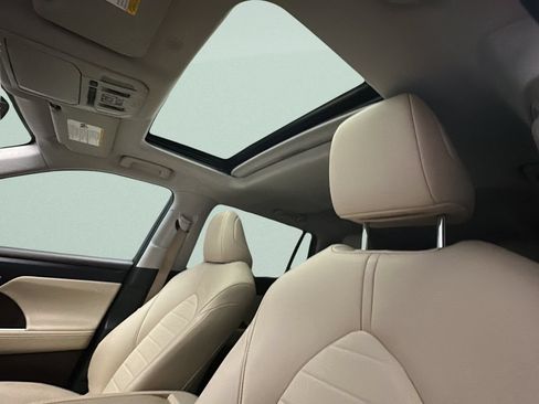 Used 2020 Toyota Highlander XLE AWD/4WD image 14