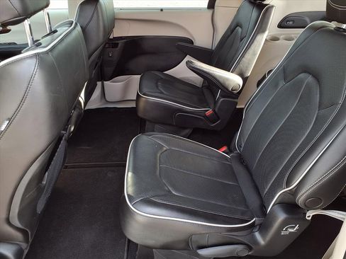 Used 2023 Chrysler Pacifica Limited image 9