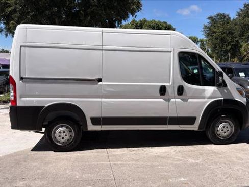 Used 2025 RAM ProMaster 2500 w/ Convenience Group FWD image 9