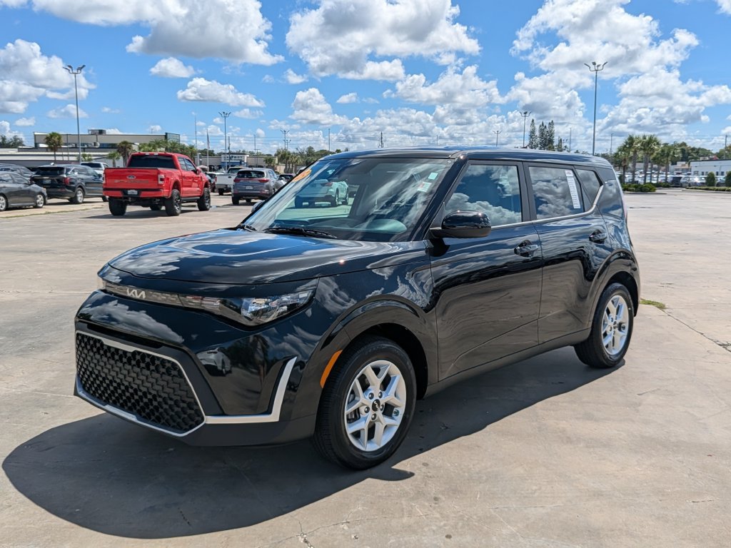 Certified 2025 Kia Soul LX w/ LX Technology Package FWD image 4