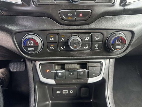 Used 2023 GMC Terrain SLE w/ Driver Convenience Package image 31