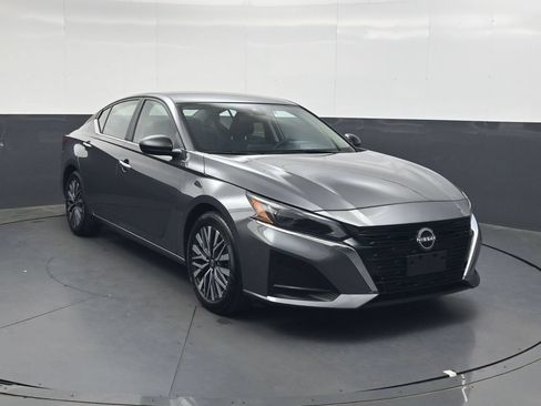 Used 2025 Nissan Altima 2.5 SV FWD image 2