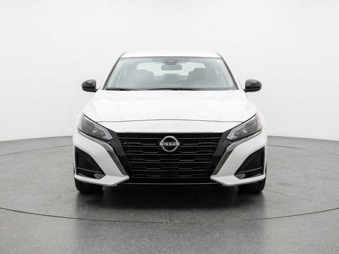 Used 2025 Nissan Altima 2.5 SV FWD image 2