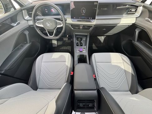 New 2025 Volkswagen Tiguan SE AWD/4WD image 17
