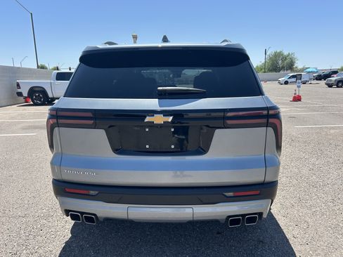 Used 2025 Chevrolet Traverse LT FWD image 4