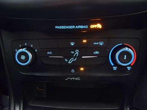 Used 2016 Ford Focus SE w/ SE Sport Package image 26