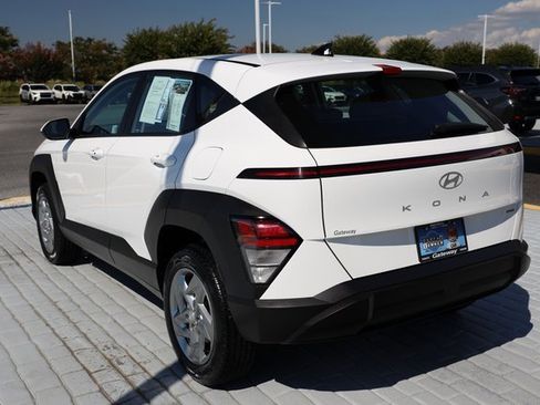 Used 2024 Hyundai Kona SE image 3