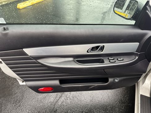 Used 2005 Ford Thunderbird image 30