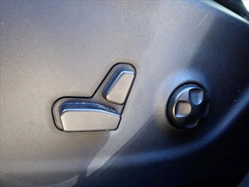 Used 2019 Jeep Cherokee Latitude Plus w/ Cold Weather Group image 11