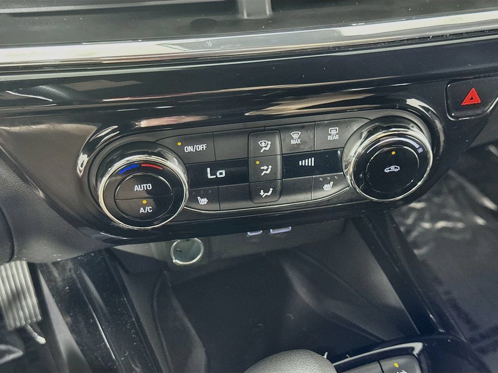 Used 2025 Chevrolet Trax RS w/ Sunroof Package FWD image 28