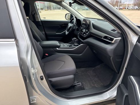 Used 2023 Toyota Highlander LE image 18