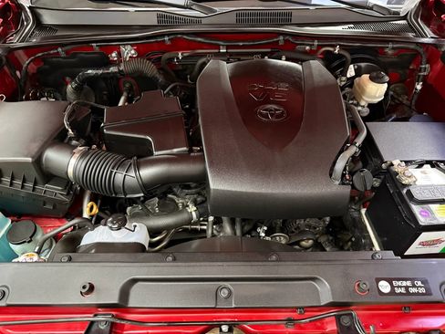 Used 2018 Toyota Tacoma SR5 w/ Exterior Package image 30