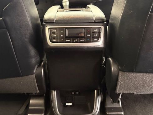 Used 2019 Toyota Highlander AWD V6 image 28