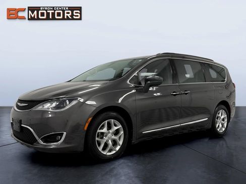 Used 2017 Chrysler Pacifica Touring-L w/ Tire & Wheel Group FWD image 2