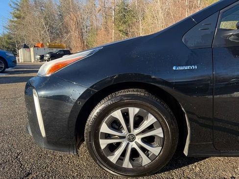 Used 2022 Toyota Prius LE image 9