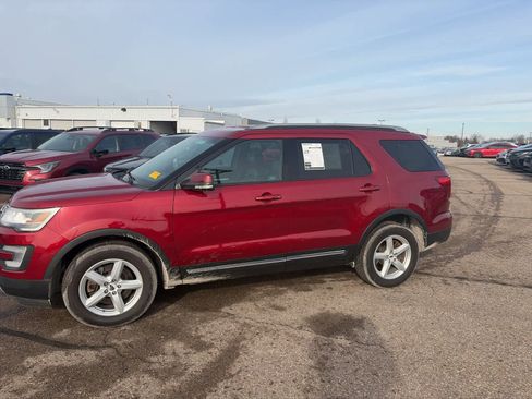 Used 2017 Ford Explorer XLT w/ Equipment Group 202A image 2