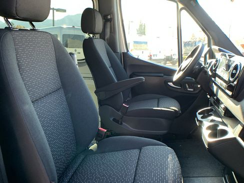 Used 2022 Mercedes-Benz Sprinter 2500 image 23