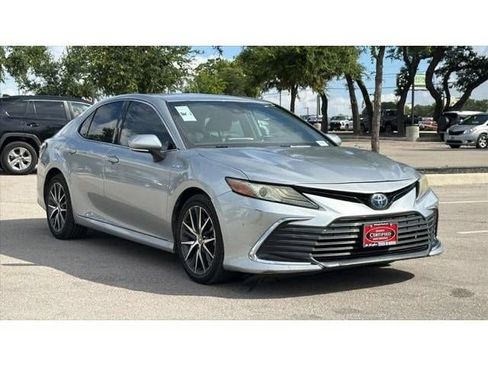 Used 2021 Toyota Camry XLE w/ Cold Weather Package FWD image 3