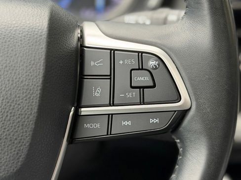 Used 2022 Toyota Highlander XLE AWD/4WD image 10