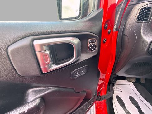 Used 2023 Jeep Wrangler Unlimited Rubicon w/ Cold Weather Group AWD/4WD image 16