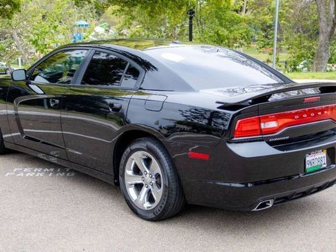 Used 2013 Dodge Charger SE w/ Sport Appearance Group image 4
