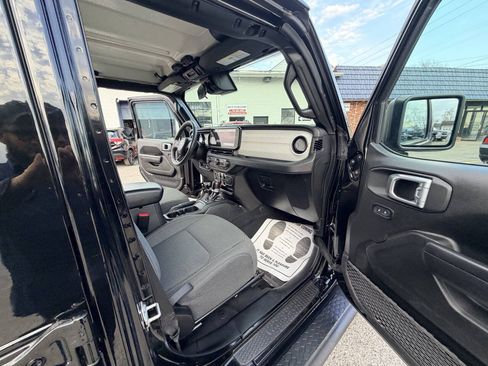 Used 2024 Jeep Wrangler Unlimited w/ Convenience Group AWD/4WD image 19