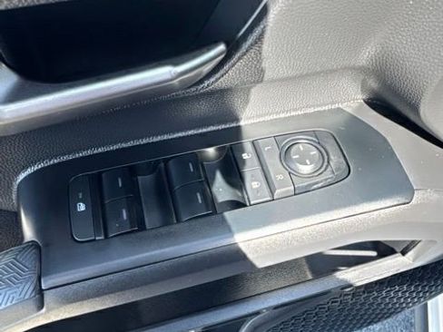 Certified 2025 Toyota Tacoma TRD Off-Road AWD/4WD image 17