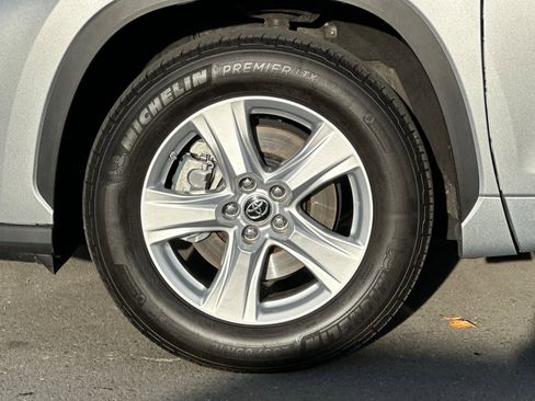 Used 2023 Toyota Highlander L image 11