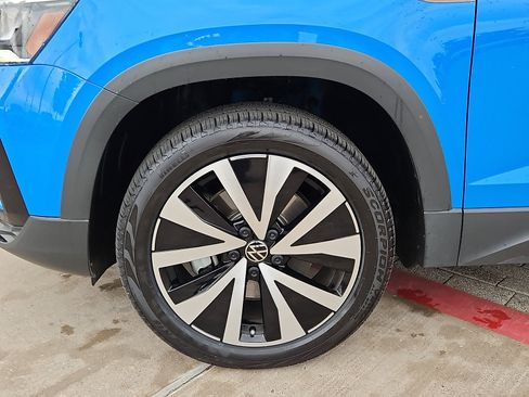 Certified 2022 Volkswagen Taos SE image 5