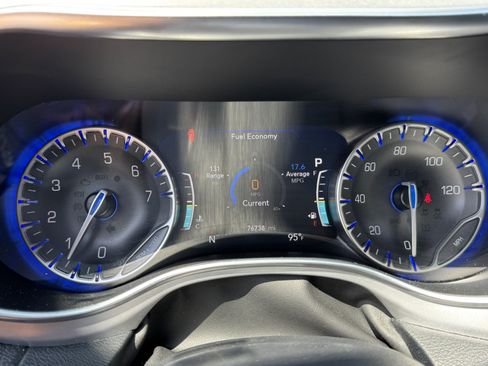 Used 2025 Chrysler Pacifica Limited FWD image 33