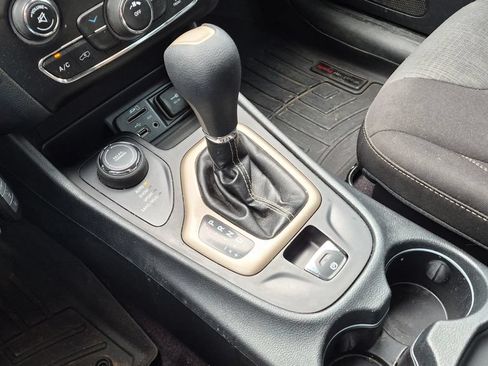 Used 2016 Jeep Cherokee Latitude AWD/4WD image 15