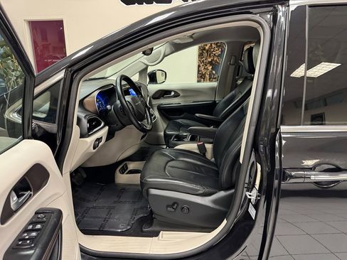 Used 2017 Chrysler Pacifica Touring-L w/ Tire & Wheel Group image 11