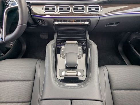 Used 2025 Mercedes-Benz GLS 450 4MATIC image 21